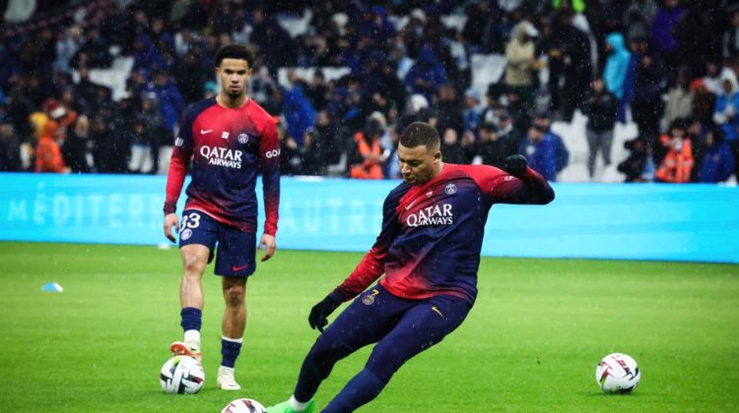 包含赛前体能课后，皇家马德里外线爆发备战法甲，悬念犹存，更衣室氛围转暖的词条