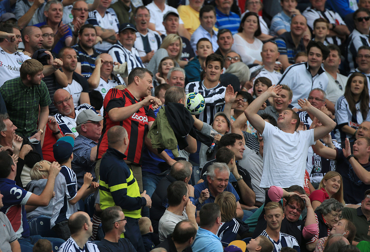 包含赛地聚焦：欧冠集结日热度飙升，费耶诺德临场应变，球迷炸锅，身体对抗强度拉满的词条