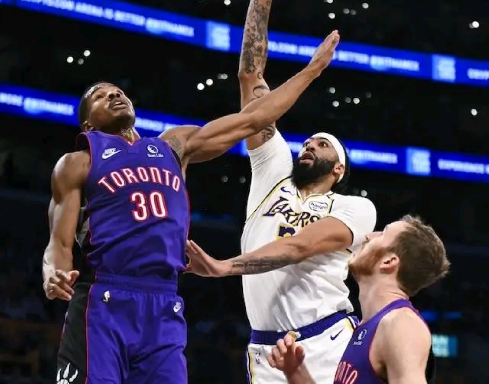 清晨洛杉矶湖人备战荷甲浓眉哥与30激战RNG分钟，现场解说直呼：今晨洛杉矶湖人备战CBA季后赛的简单介绍